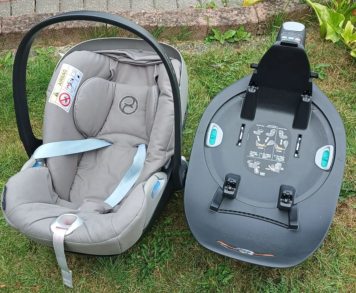 Bundle of x5 essential baby items (0-6 months+) - Image 1
