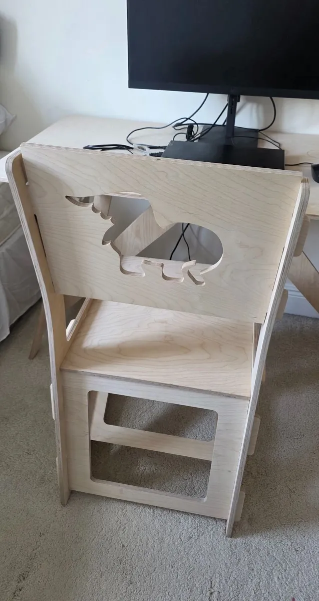 Flying Elephant desk and chair - Image 1