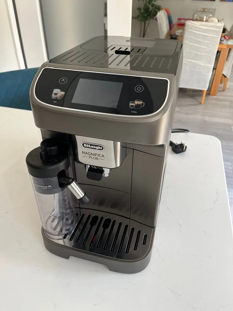 Delonghi Magnifica Plus full AUTO coffee machine - Image 1