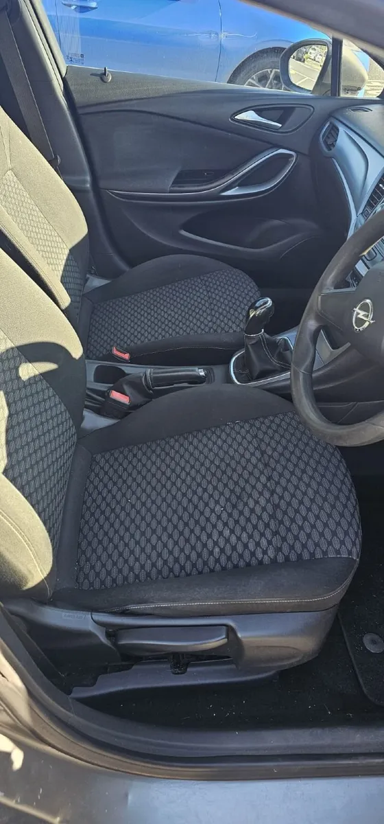 Opel Astra 2018 - Image 2