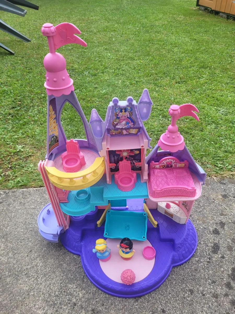 Cinderella and Snow White Princess Castle - Image 1