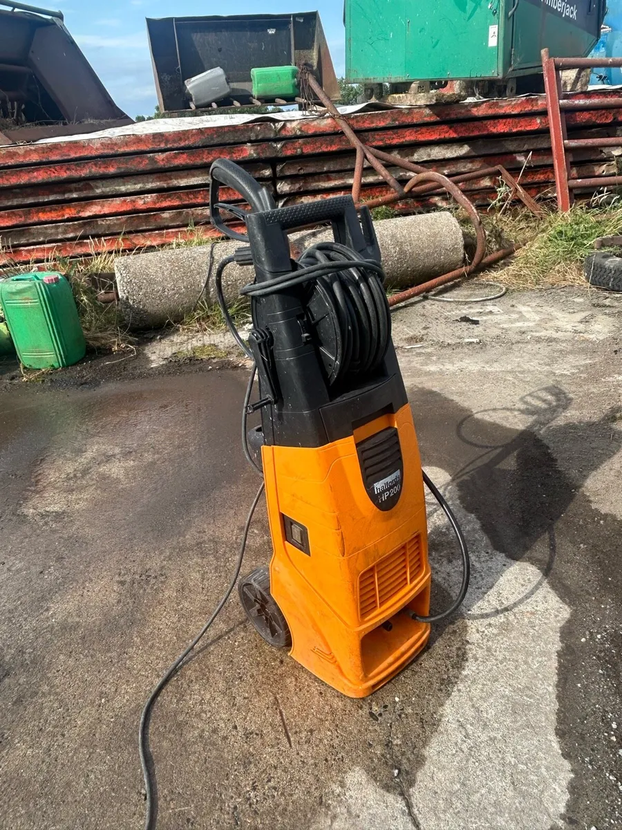 Halfords HP200 electric pressure washer - Image 1