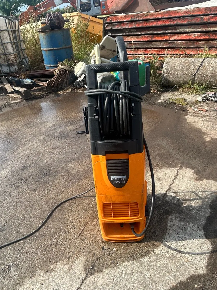 Halfords HP200 electric pressure washer - Image 2