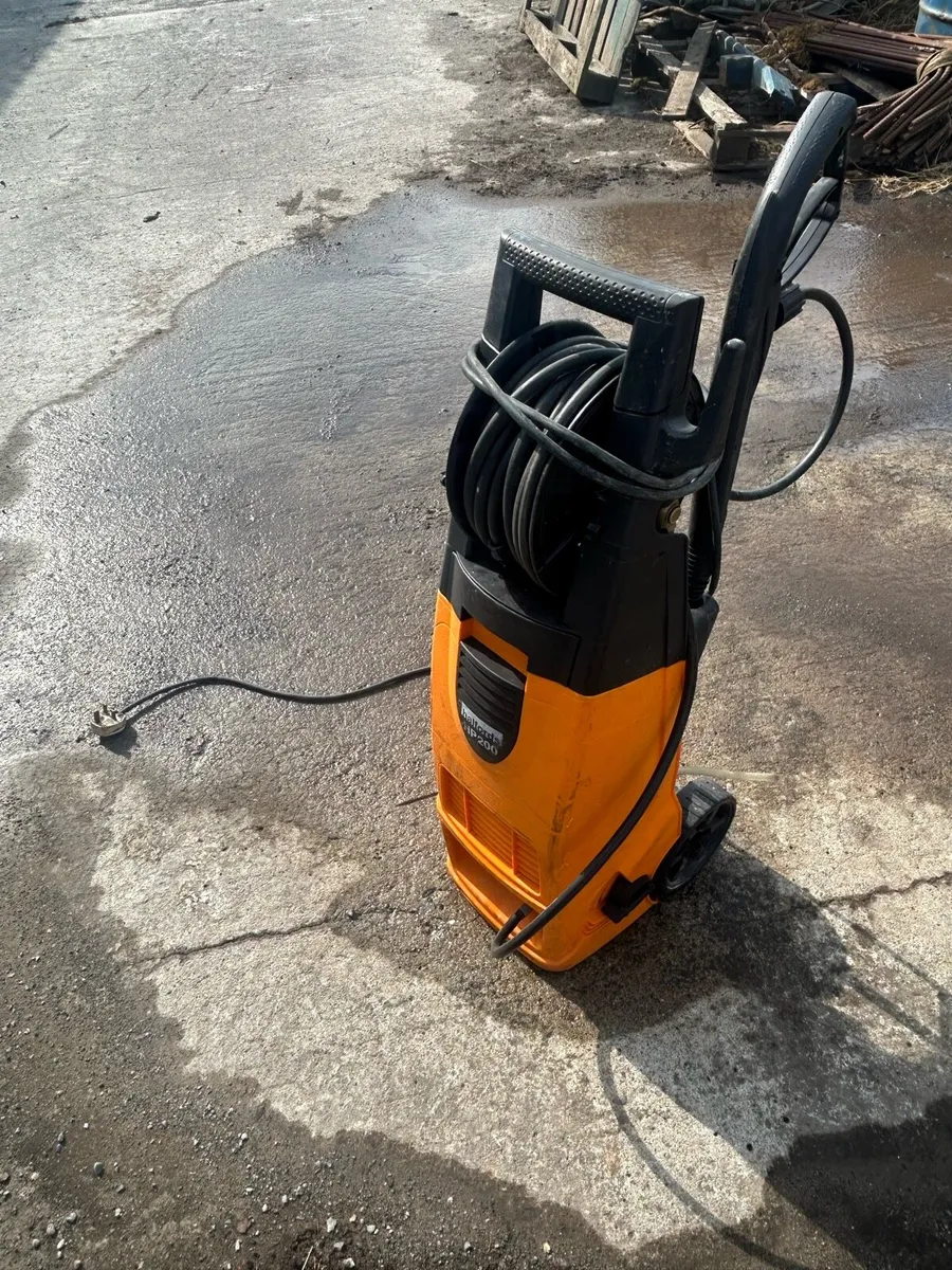 Halfords HP200 electric pressure washer - Image 3