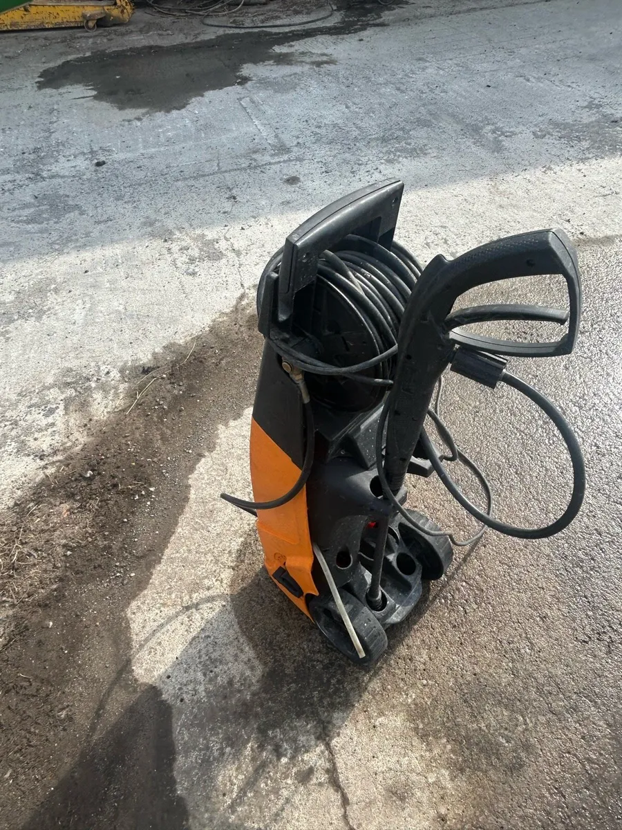 Halfords HP200 electric pressure washer - Image 4