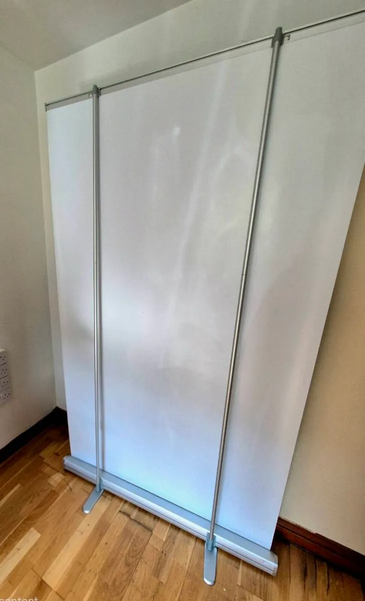 Portable roll-up green screen banner - Image 1