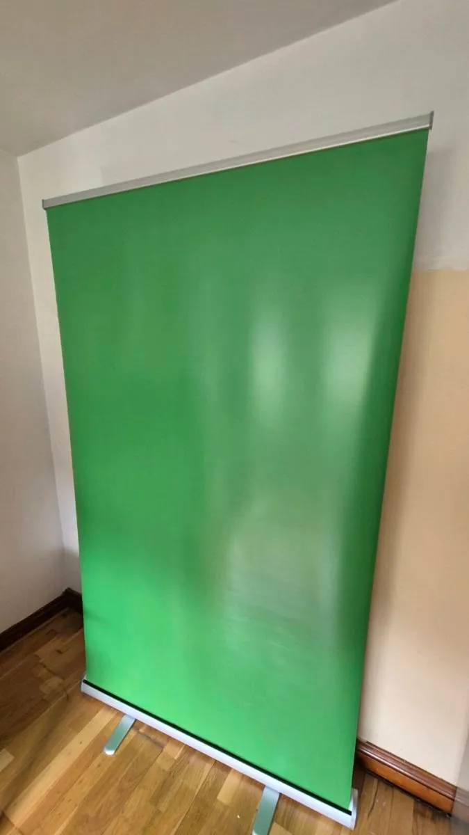 Portable roll-up green screen banner - Image 2