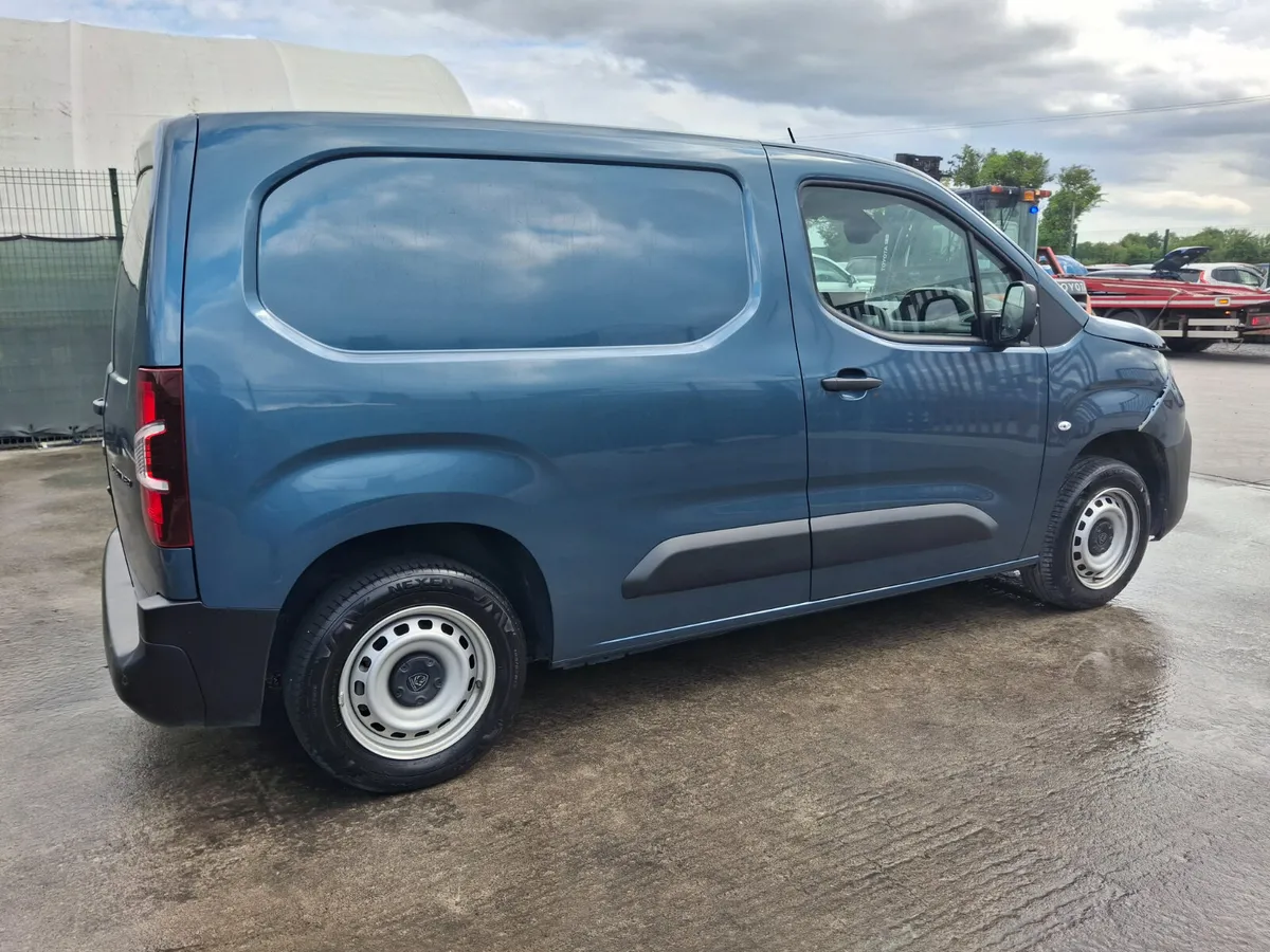 252 Peugeot Partner  Pro plus  3 seater  1.5 Diese - Image 3