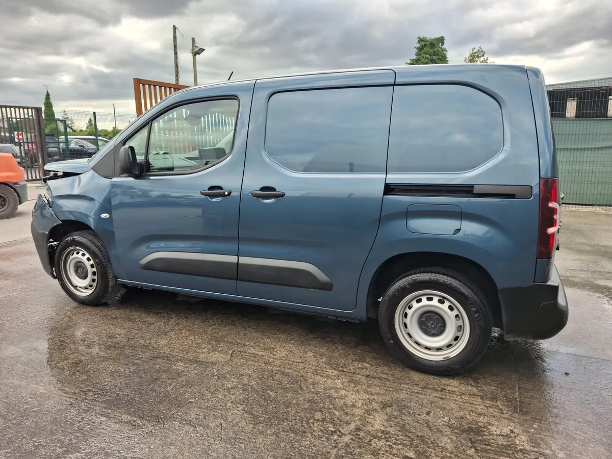252 Peugeot Partner  Pro plus  3 seater  1.5 Diese - Image 4