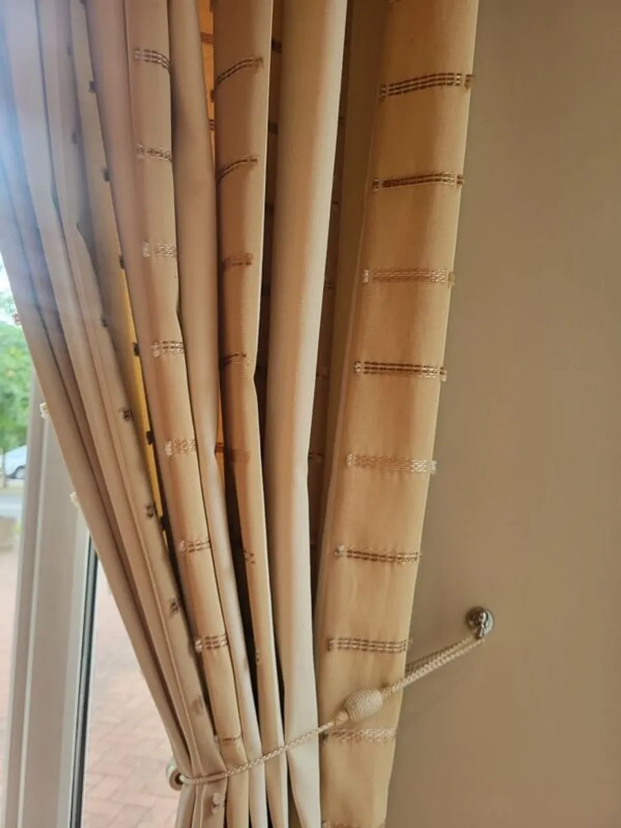 curtains - Image 2