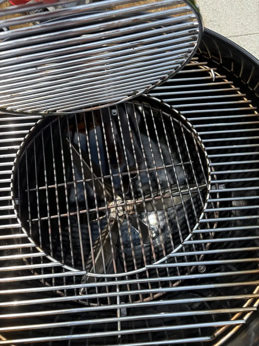 Weber Master-touch charcoal BBQ - Image 3