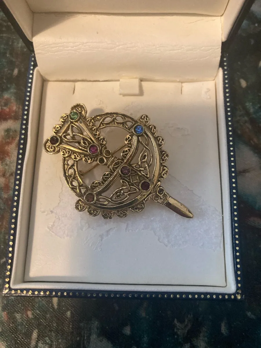 Brooch collection free postage - Image 3