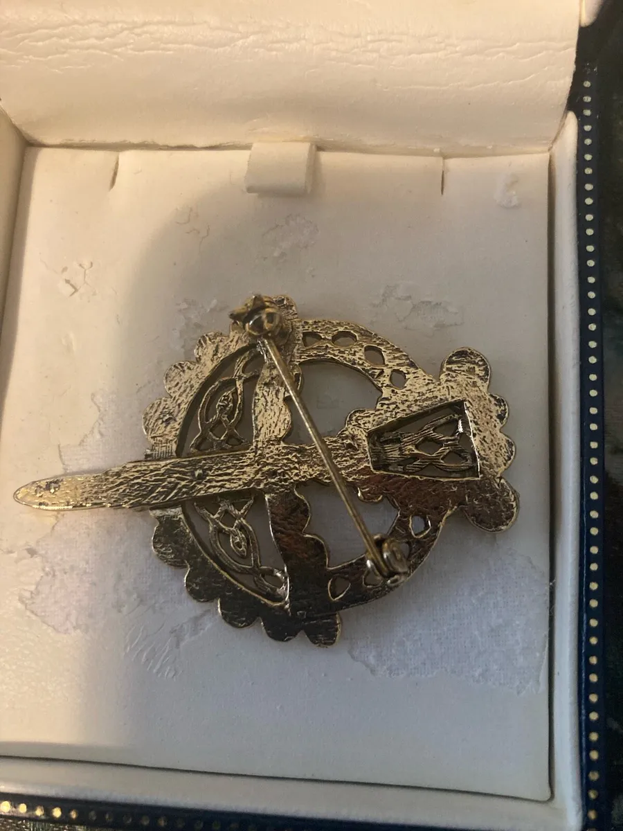 Brooch collection free postage - Image 4