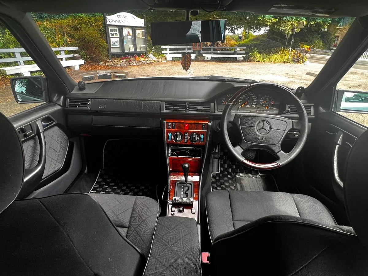 Mercedes-Benz E-Class 1993 - Image 2