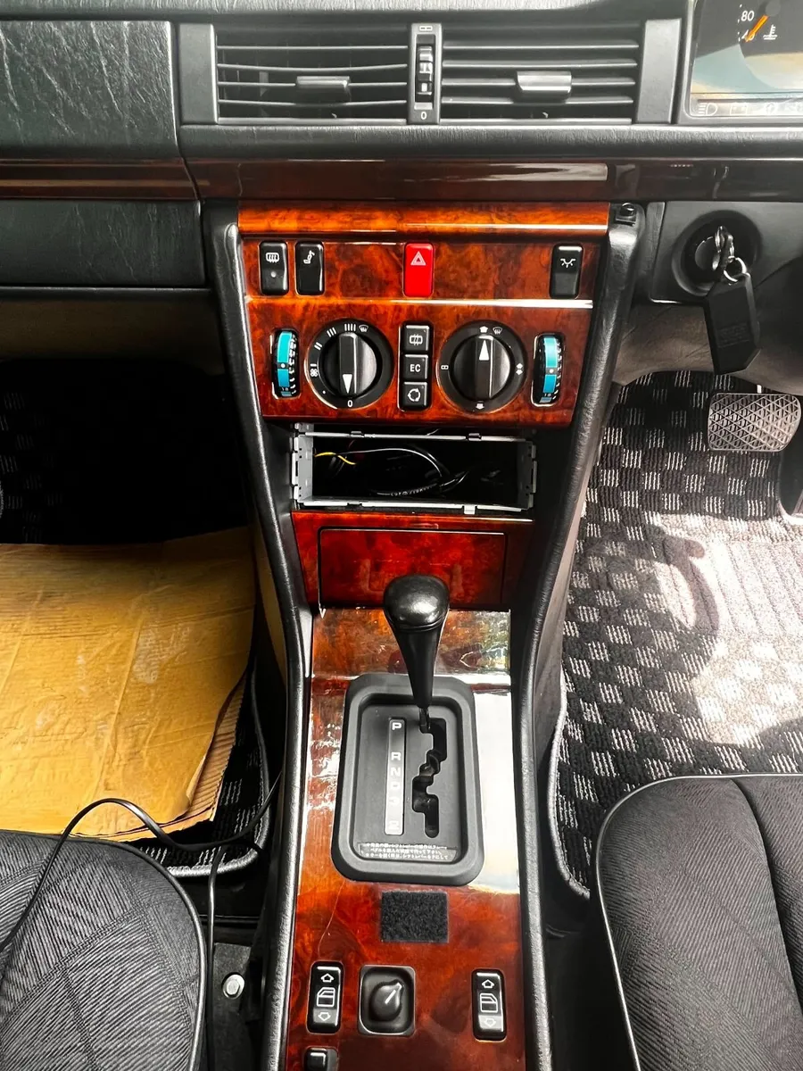 Mercedes-Benz E-Class 1993 - Image 4