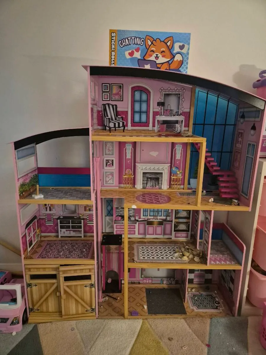 Kidscraft large doll house