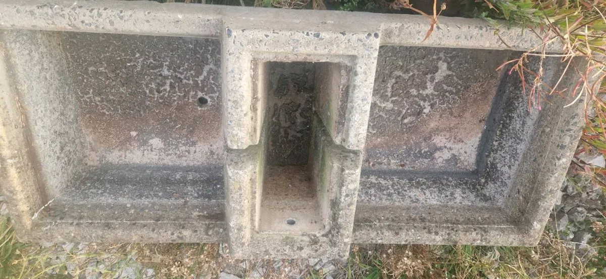 Concrete water trough - Image 1