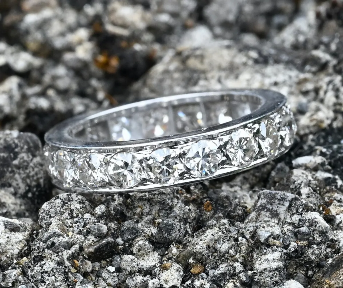 Vintage 1960/70s Diamond Eternity Ring - 18ct - Image 1