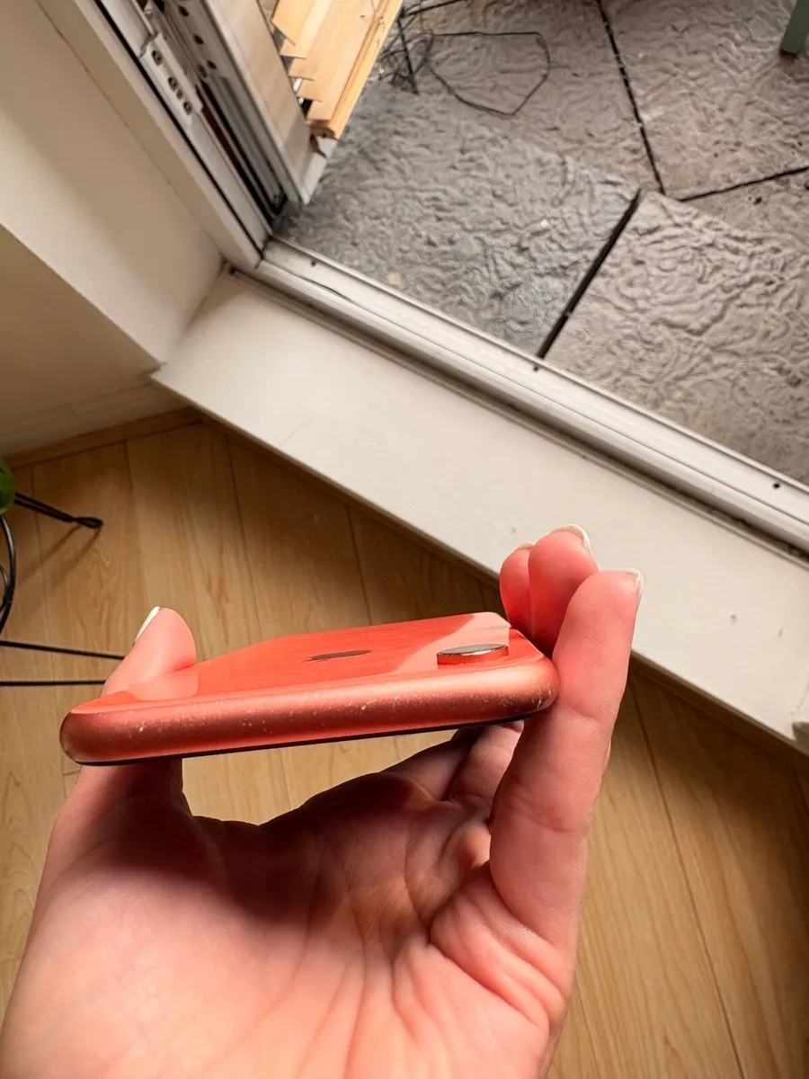 iPhone XR 64GB Coral – Unlocked, Good Condi - Image 2