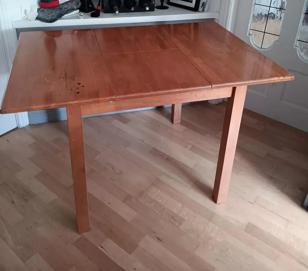 Glossy Finish extendable Kitchen Table - Image 1