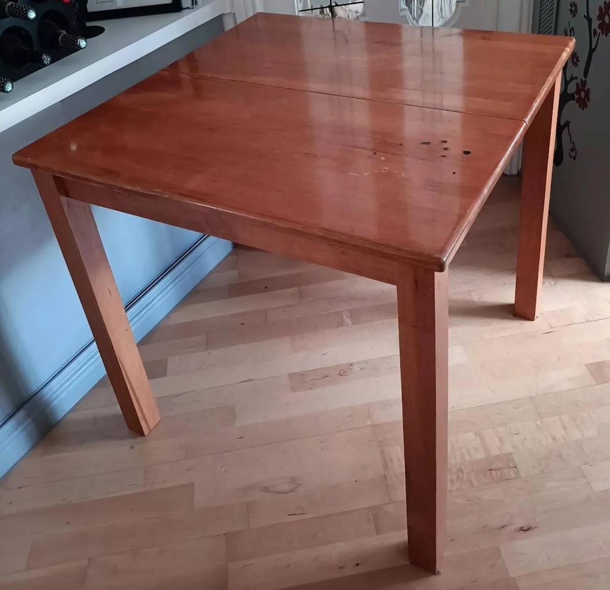 Glossy Finish extendable Kitchen Table - Image 4