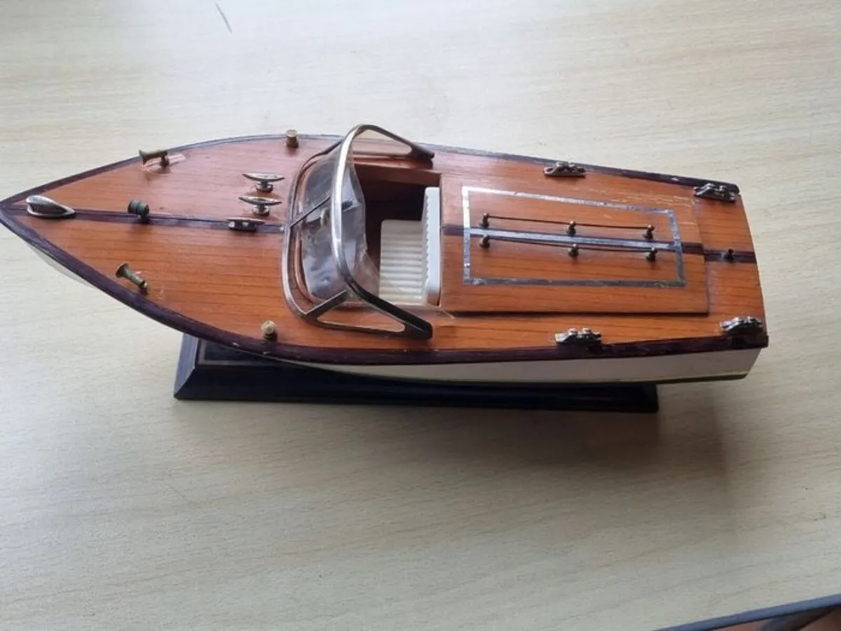 Wooden model replica of a classic Chris-Craft - Image 3