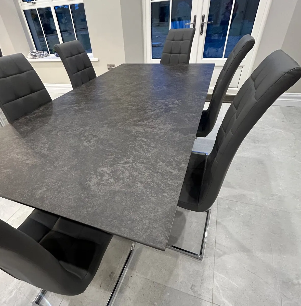 Table and chairs - Image 1
