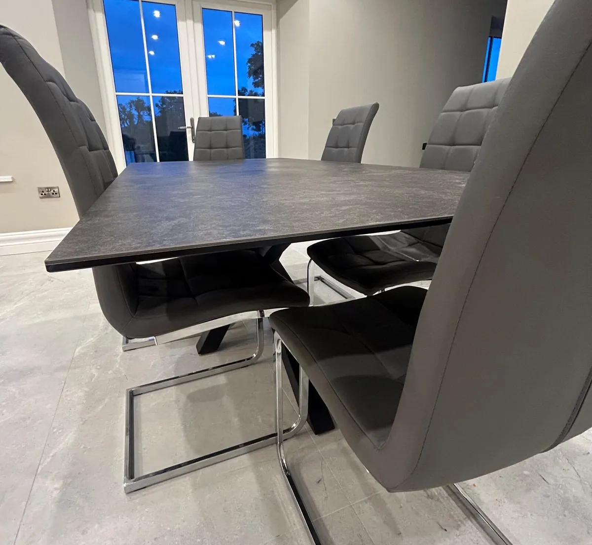Table and chairs - Image 2