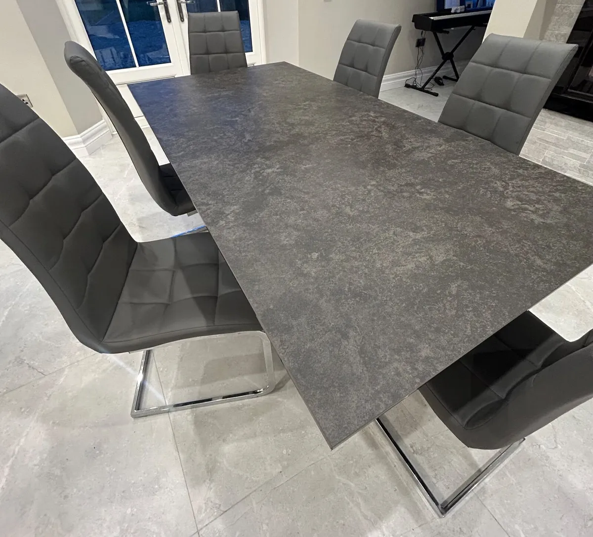 Table and chairs - Image 3