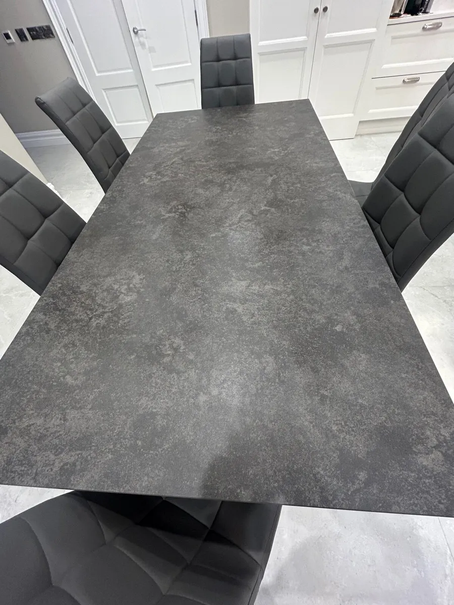 Table and chairs - Image 4