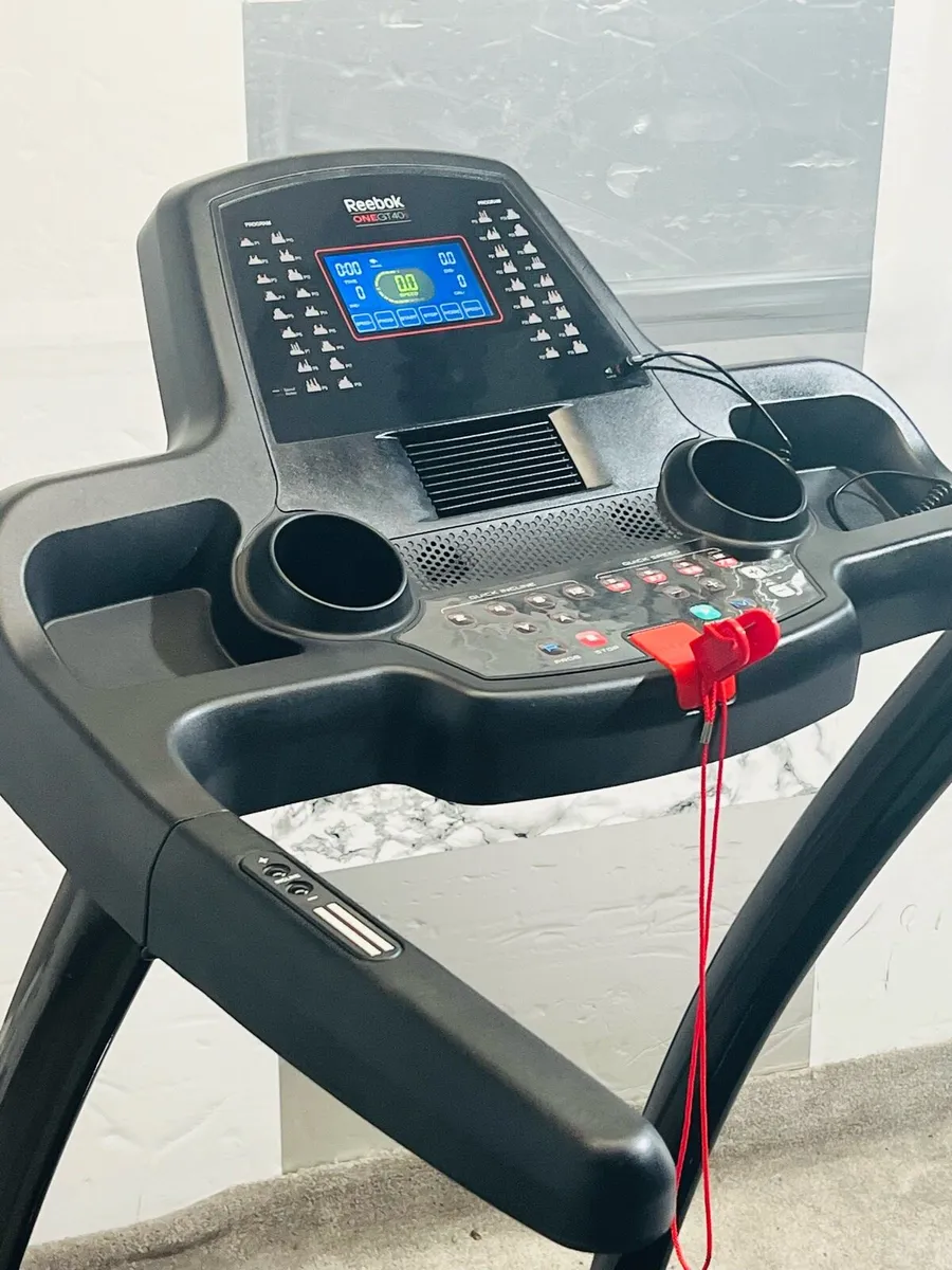 LARGE REEBOK MOTORISED INCLINE TREADMILL - Image 4