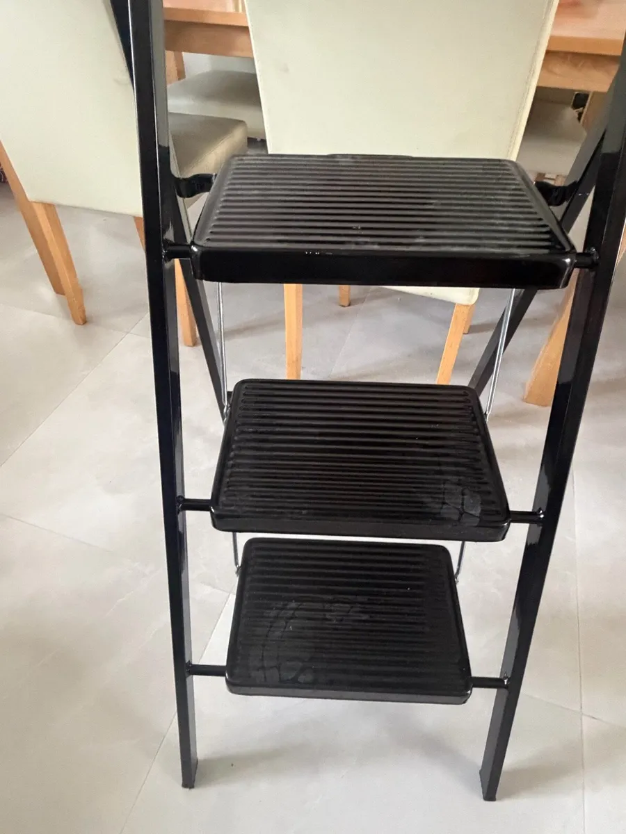 3 tread step ladder with tool tray - Image 3