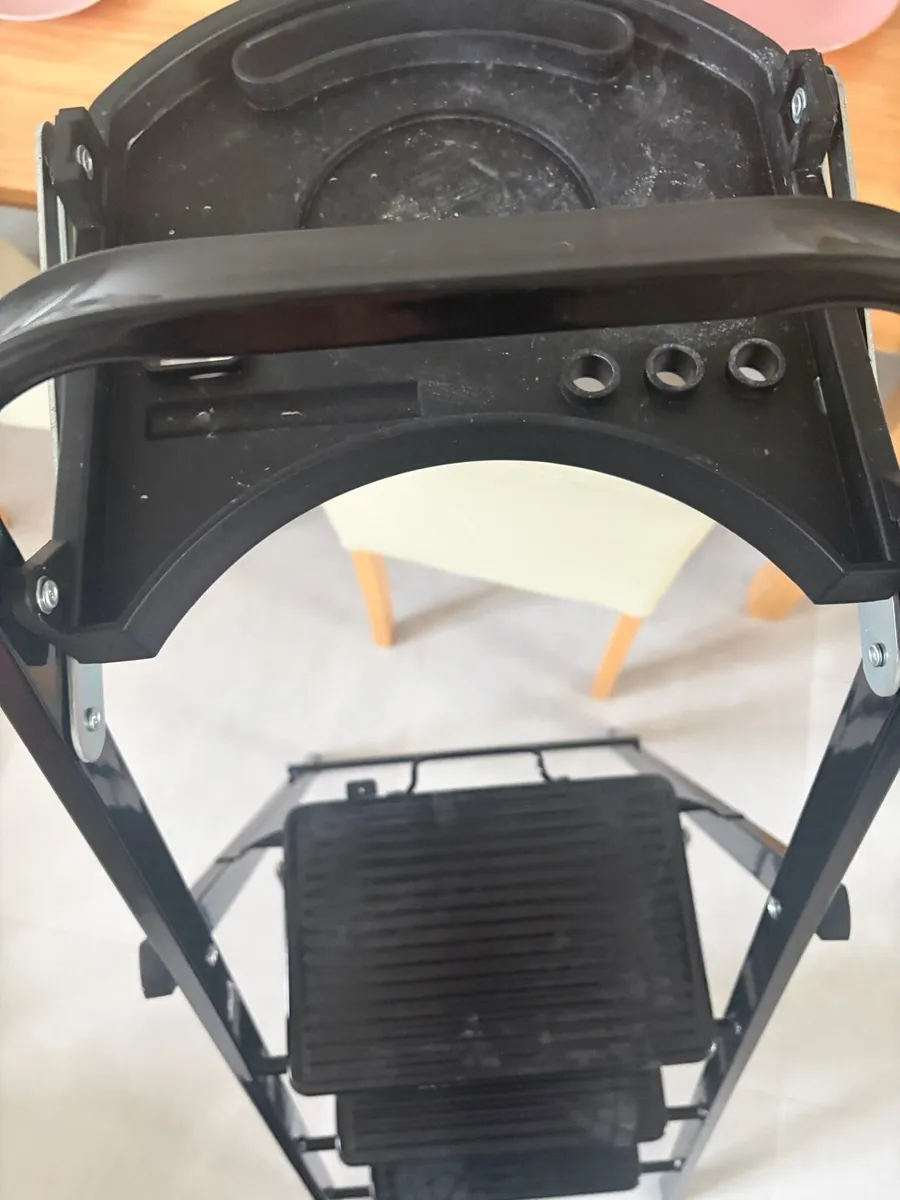 3 tread step ladder with tool tray - Image 4