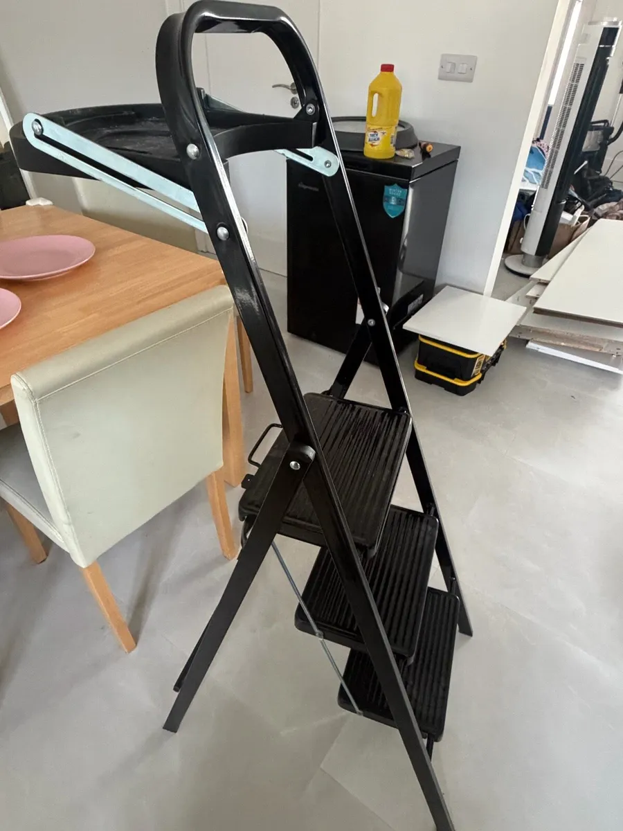 3 tread step ladder with tool tray - Image 1
