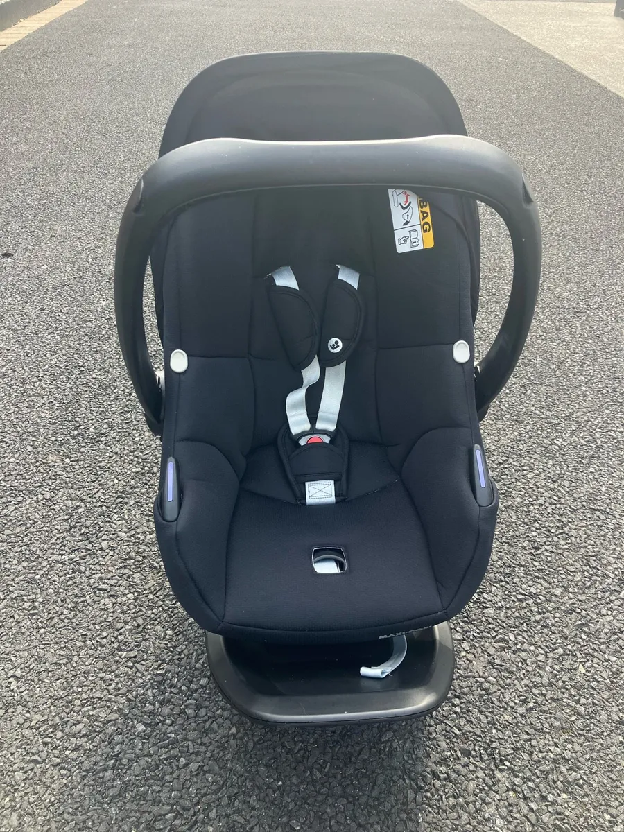 Maxi Cosi car seat and base - Image 1
