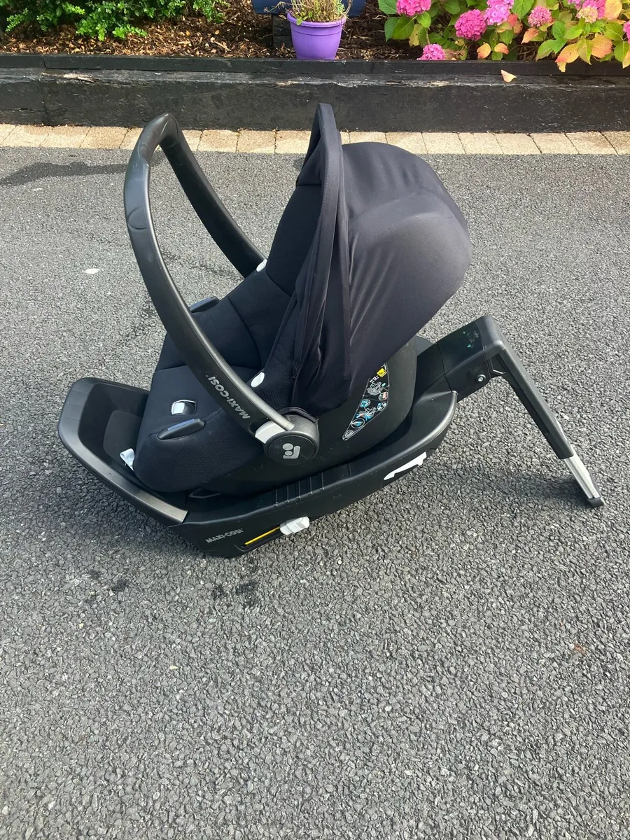 Maxi Cosi car seat and base - Image 2