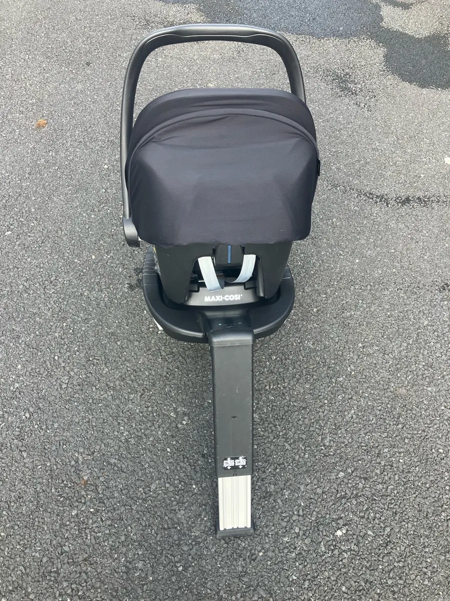 Maxi Cosi car seat and base - Image 3