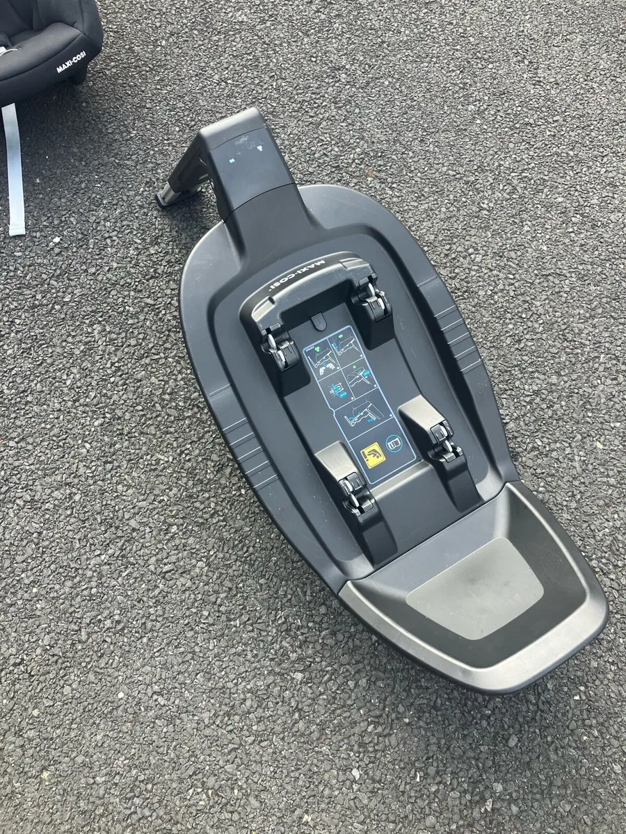 Maxi Cosi car seat and base - Image 4