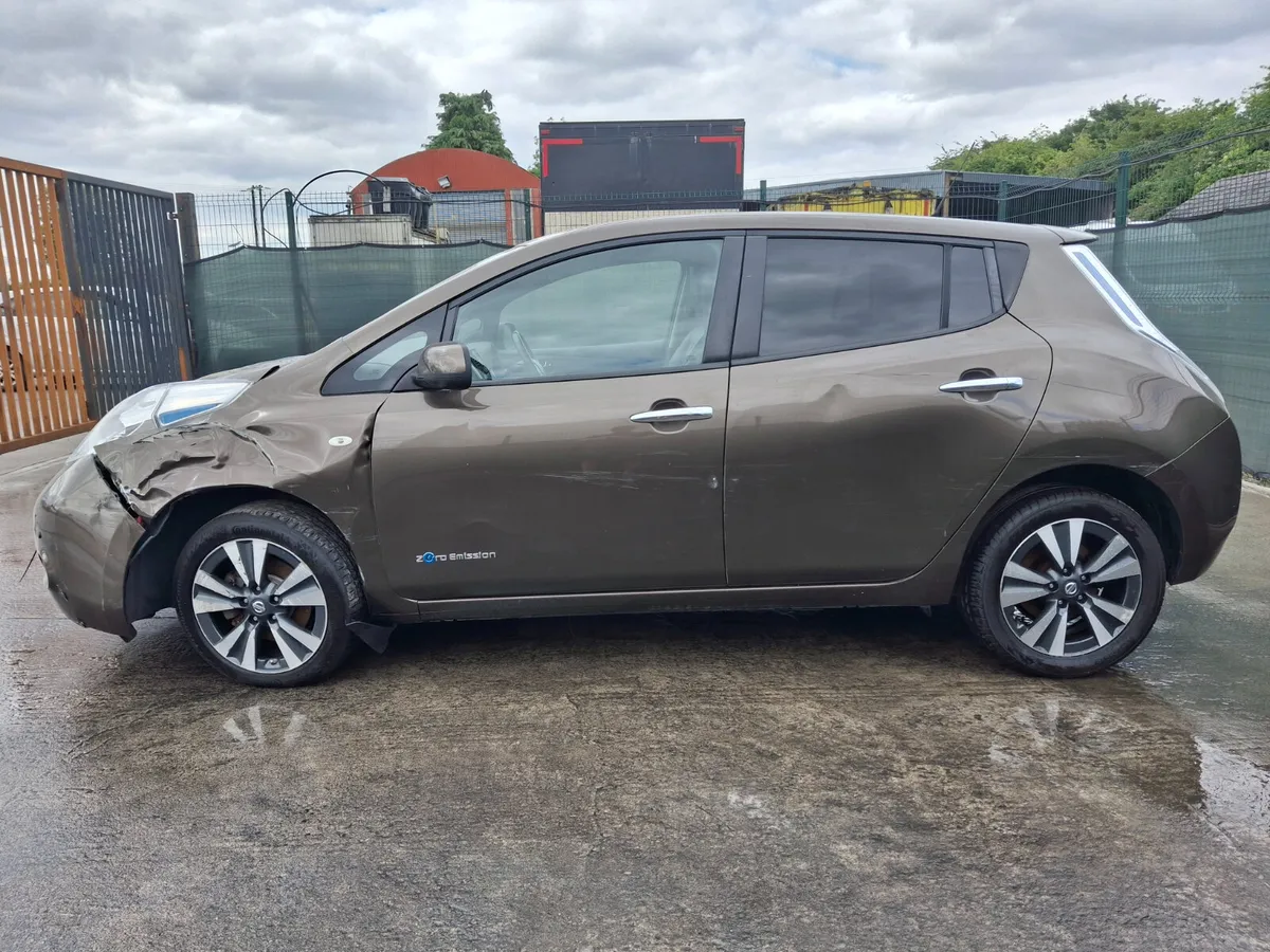 2016 Nissan Leaf  EV SE spoiler - Image 2