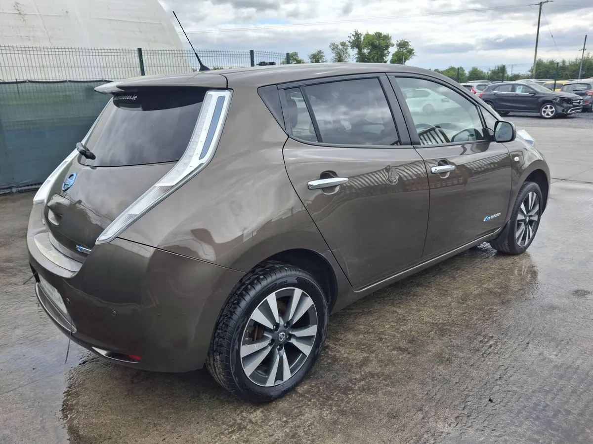 2016 Nissan Leaf  EV SE spoiler - Image 3