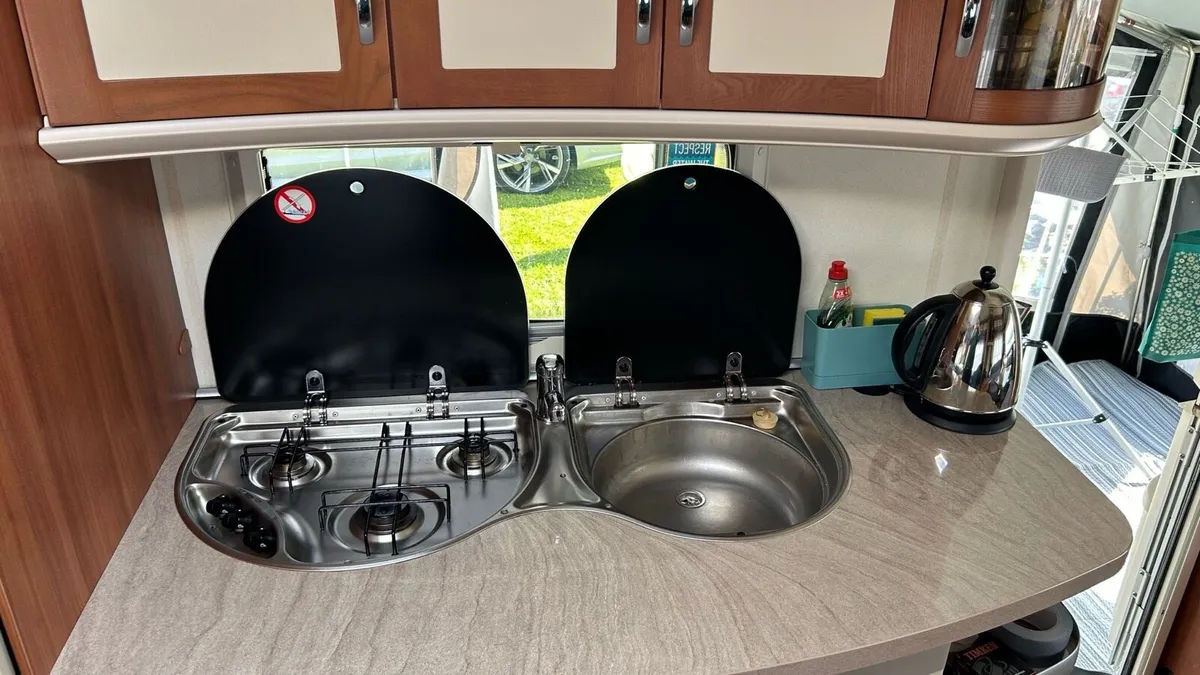 Hobby Prestige UMFe Touring Caravan - Image 3