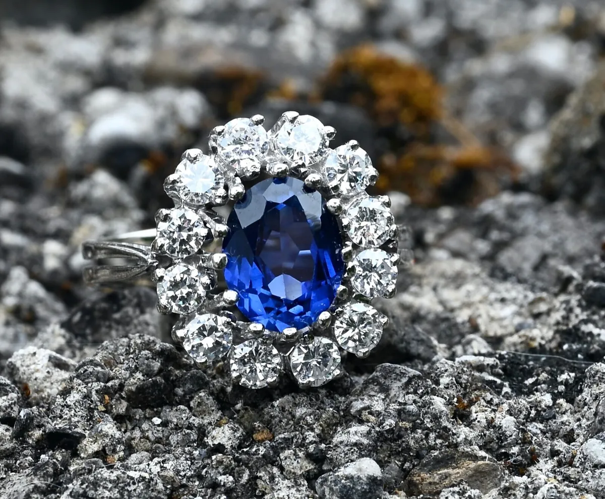 Vintage 1970/80s Sapphire & Diamond Ring - Image 1