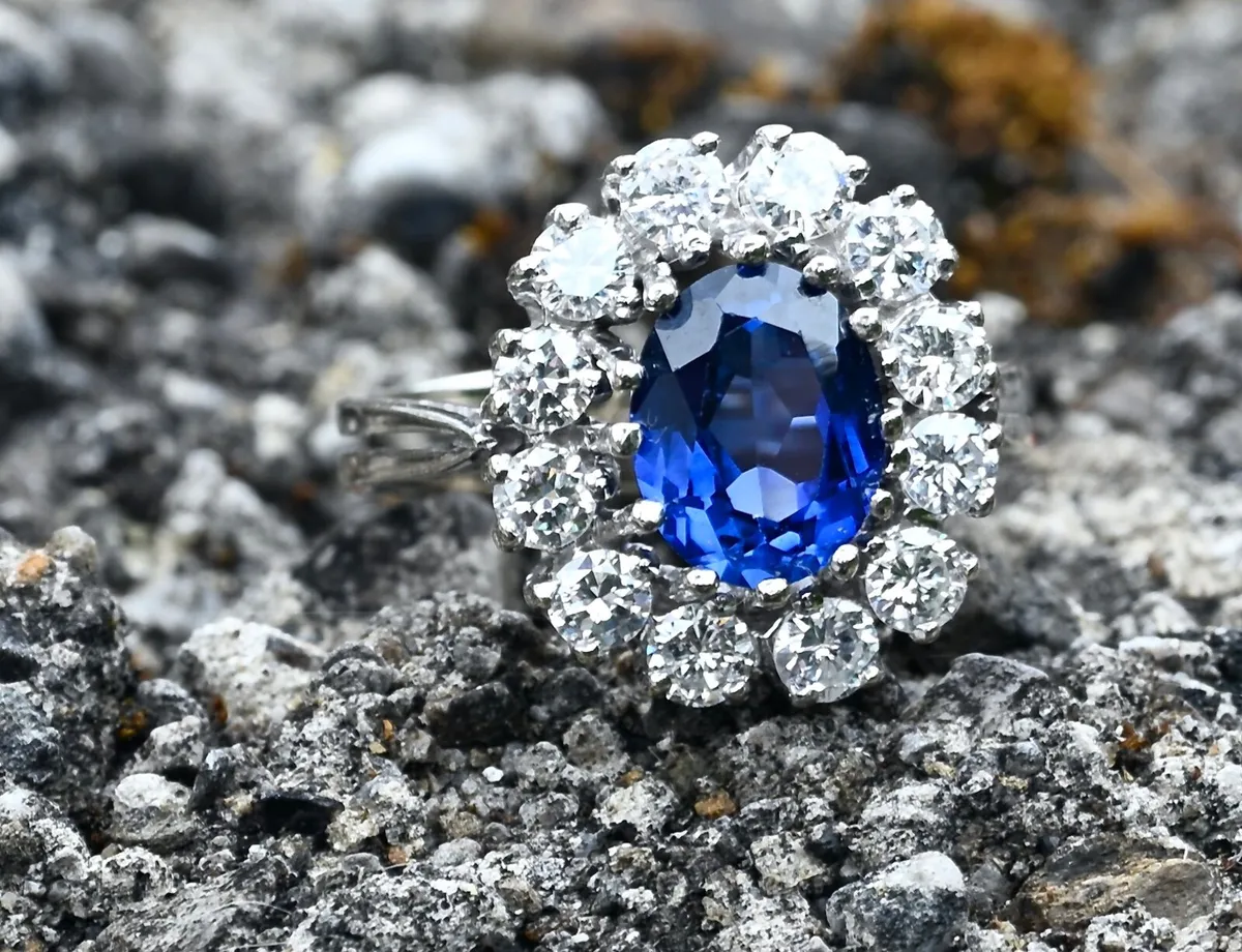 Vintage 1970/80s Sapphire & Diamond Ring - Image 2