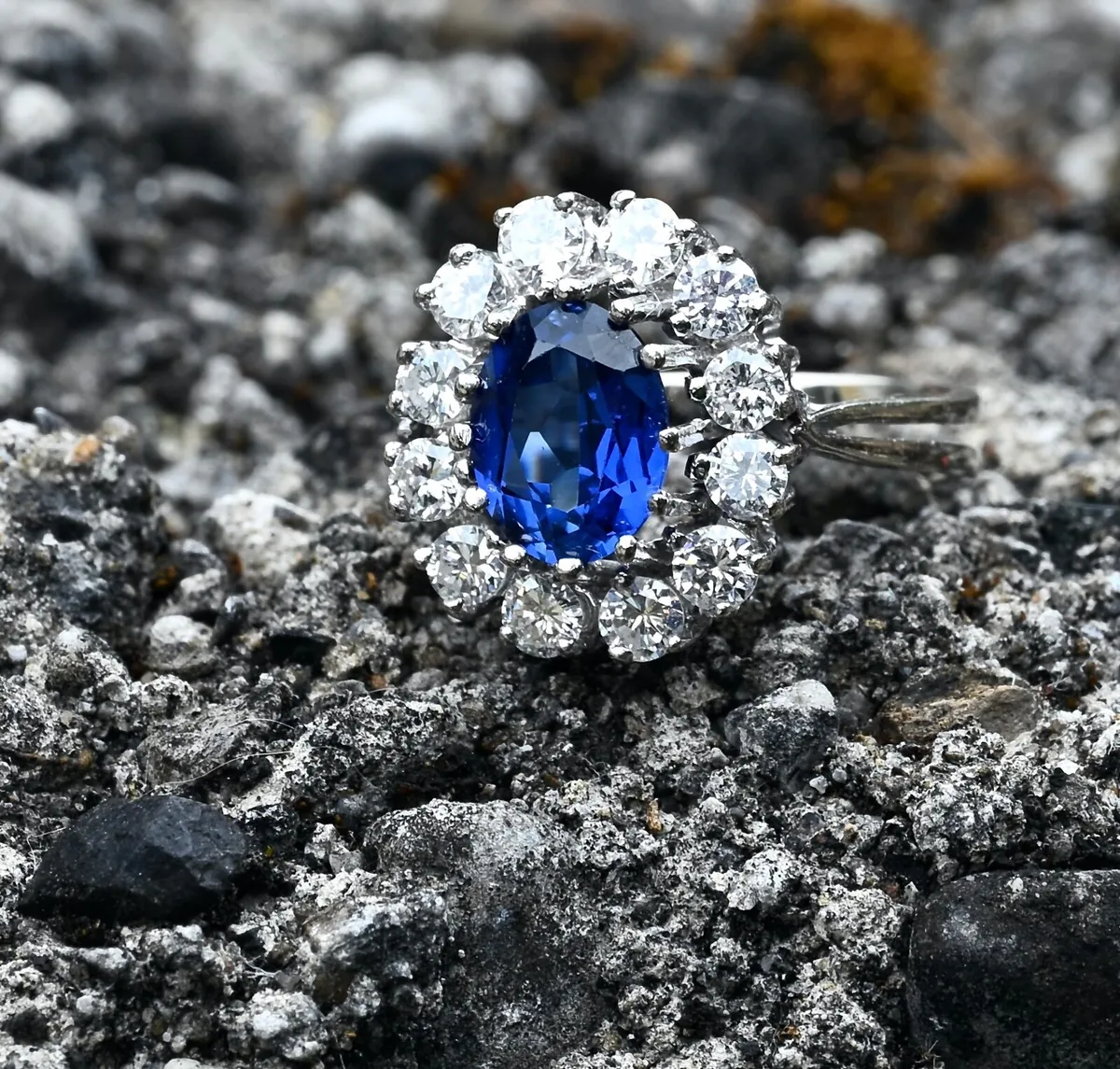 Vintage 1970/80s Sapphire & Diamond Ring - Image 3