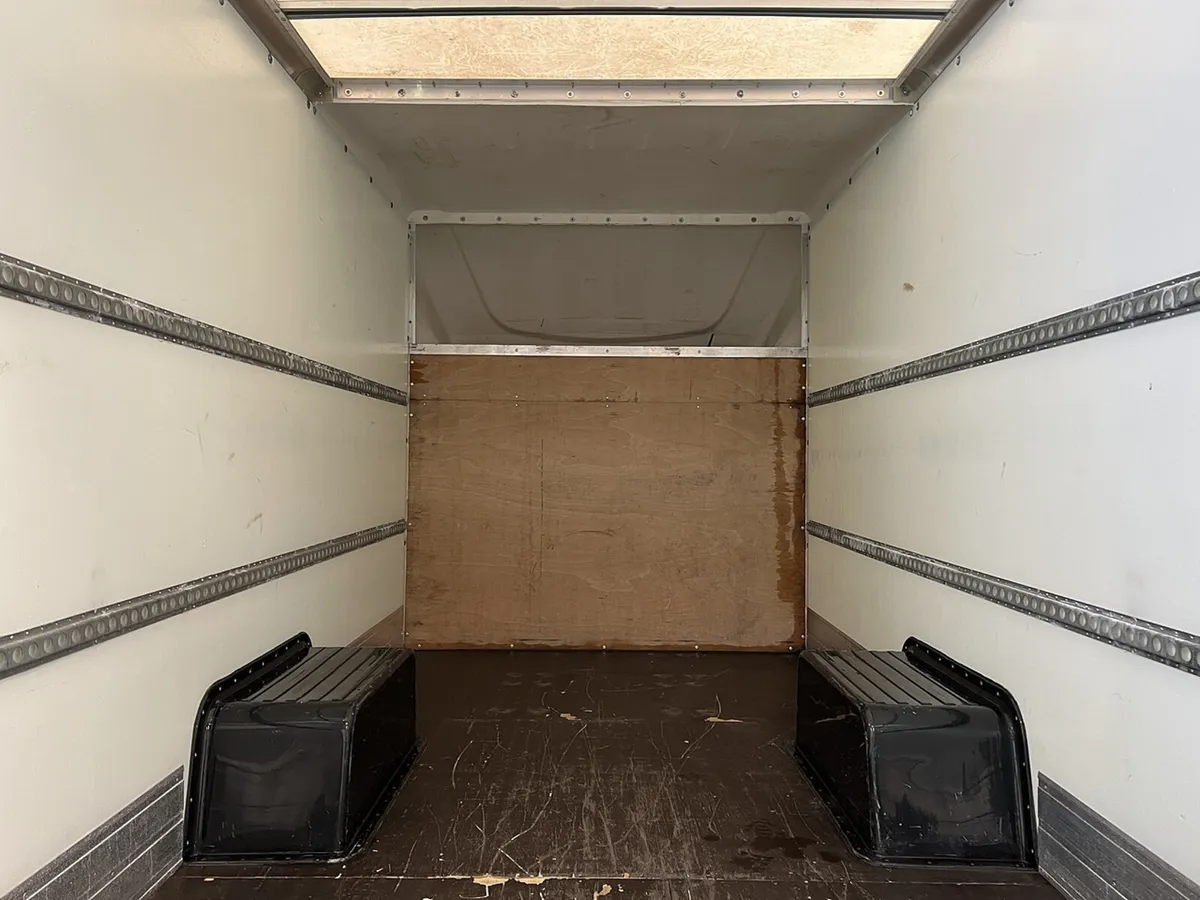 VB - 2022 Renault Trafic Luton Low Loader Van - Image 3