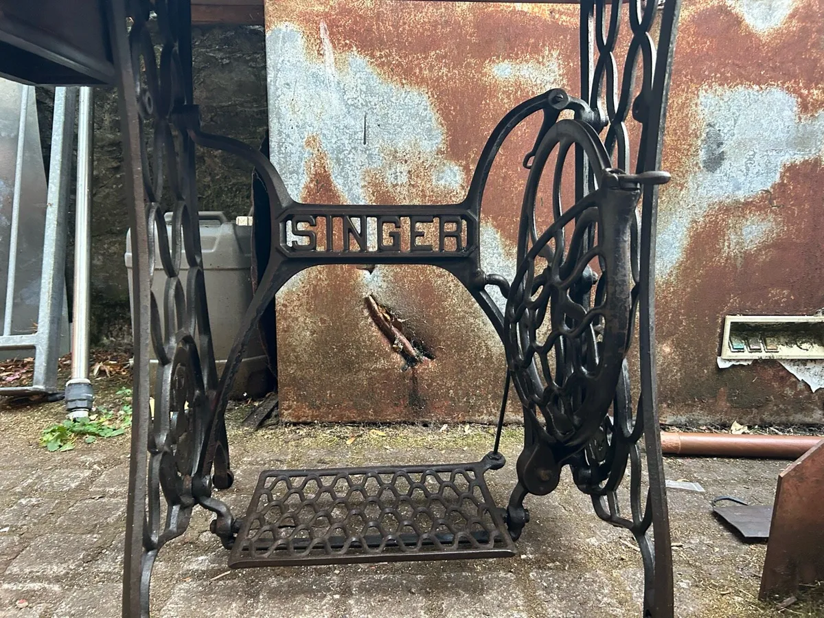 Singer Table - Image 2