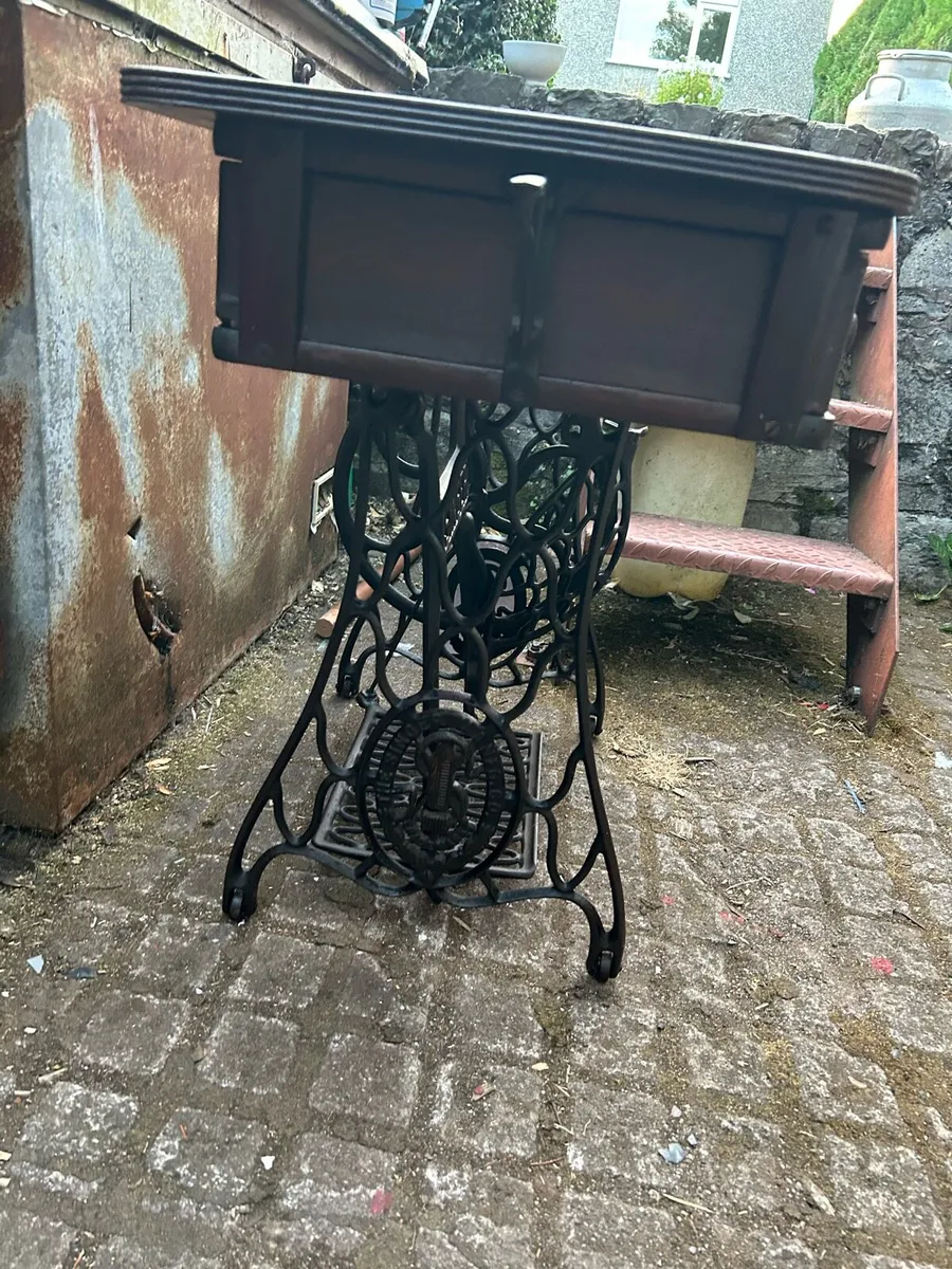 Singer Table - Image 4