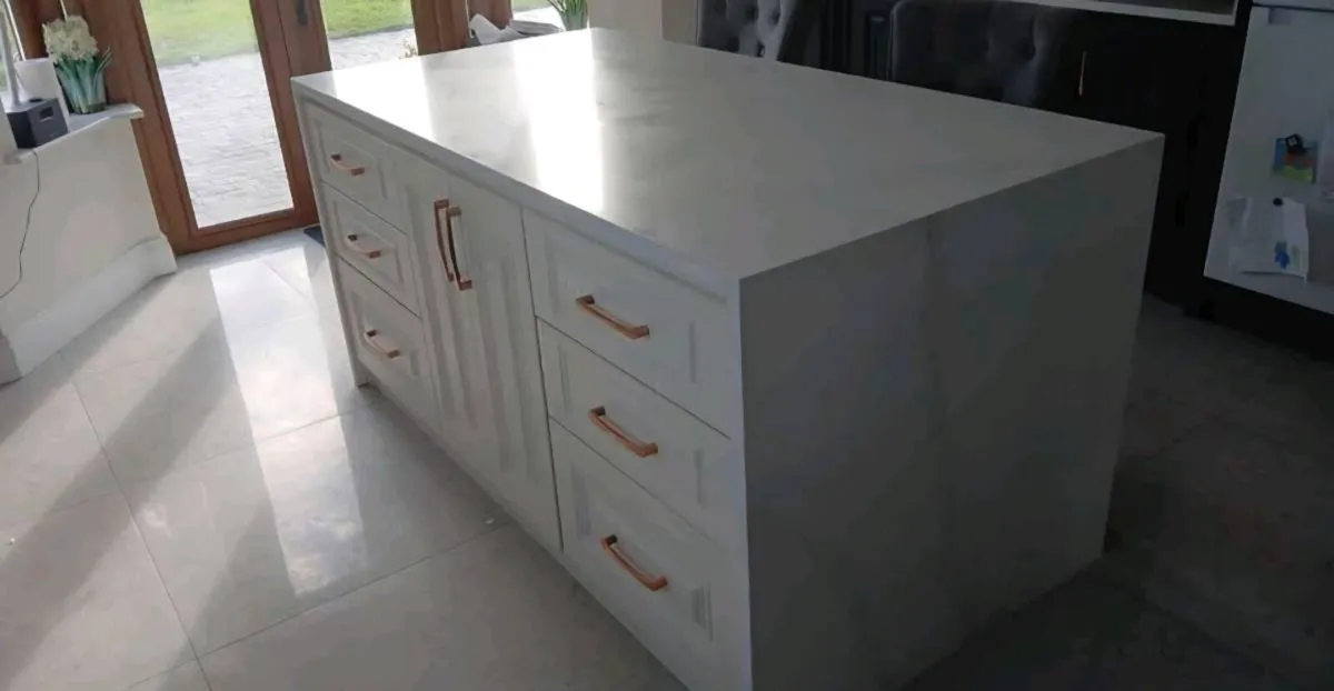 Kitchen island - Image 1