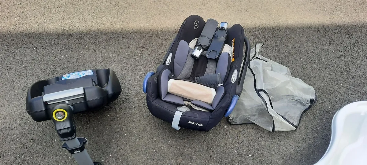 Car seat maxi cosi, base and adaptors - Image 2