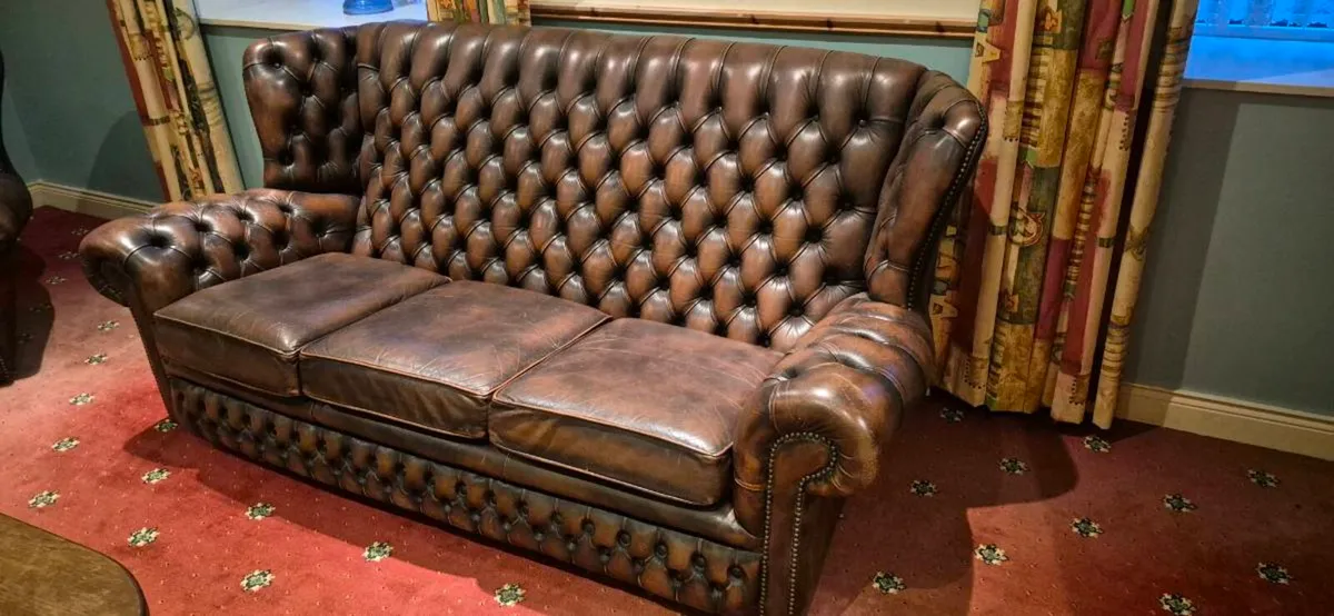 Chesterfield style suite - Image 1